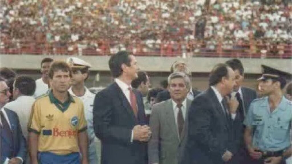 Zico participou da inauguração do estádio.